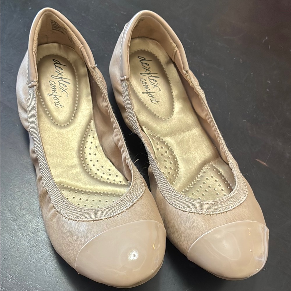 Dexflex Comfort Women's Tan Cap Toe Flats
Sm nick on heel of the left shoe